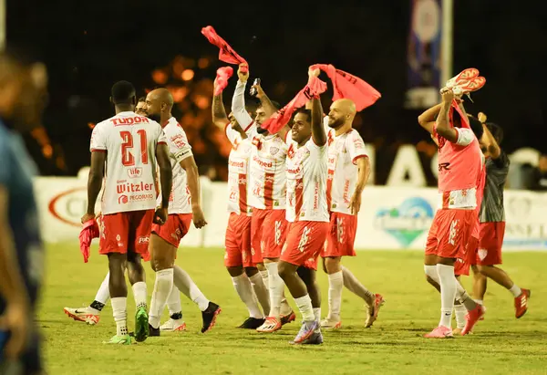 SOROCABA (SP) 03 / 27 / 2024 - Noroeste 'li oyuncular, Sao Bento ile Noroeste arasında oynanan ve Paulistao A2' nin belediye Walter Ribeiro stadyumunda oynanan çeyrek final maçı sonrasında zaferi kutladılar. 