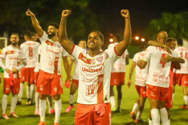 SOROCABA (SP) 03 / 27 / 2024 - Noroeste 'li oyuncular, Sao Bento ile Noroeste arasında oynanan ve Paulistao A2' nin belediye Walter Ribeiro stadyumunda oynanan çeyrek final maçı sonrasında zaferi kutladılar.