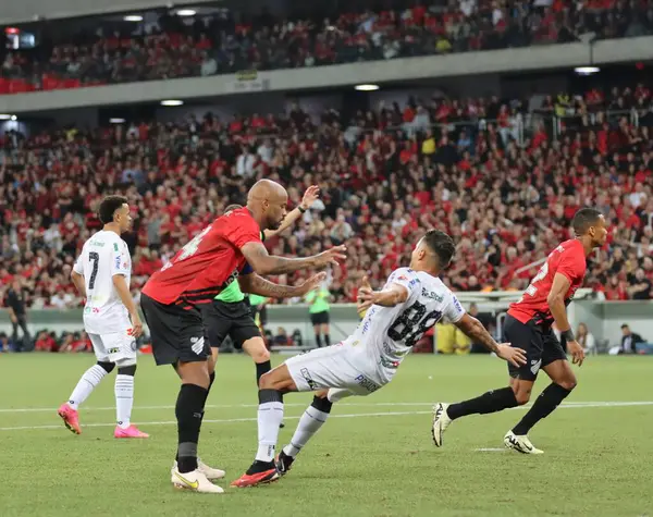 stock image CURITIBA (PR), 03/27/2024 - Throw during the match between Athletico PR against Operario in the second leg of the semi-final of the Campeonato Paranaense 2024, at the Ligga Arena 