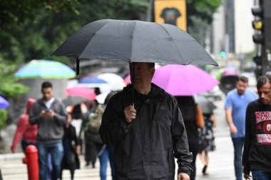 SAO PAULO (SP) Brezilya 03 / 28 / 2024 - Sao Paulo şehri, Avenida Paulista bölgesinde yağmurlu bir gün nedeniyle bu perşembe hava değişikliğine uğradı. 