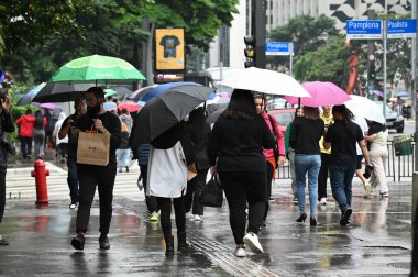SAO PAULO (SP) Brezilya 03 / 28 / 2024 - Sao Paulo şehri, Avenida Paulista bölgesinde yağmurlu bir gün nedeniyle bu perşembe hava değişikliğine uğradı. 
