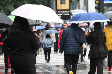 SAO PAULO (SP) Brezilya 03 / 28 / 2024 - Sao Paulo şehri, Avenida Paulista bölgesinde yağmurlu bir gün nedeniyle bu perşembe hava değişikliğine uğradı. 