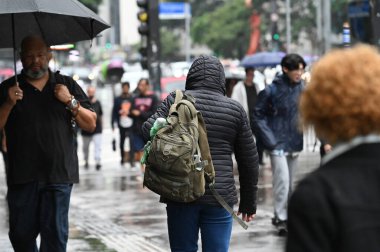 SAO PAULO (SP) Brezilya 03 / 28 / 2024 - Sao Paulo şehri, Avenida Paulista bölgesinde yağmurlu bir gün nedeniyle bu perşembe hava değişikliğine uğradı. 