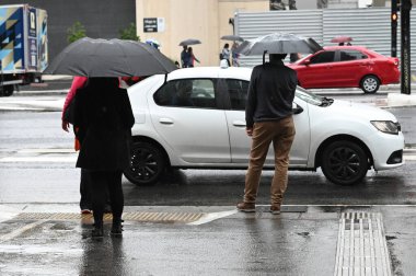 SAO PAULO (SP) Brezilya 03 / 28 / 2024 - Sao Paulo şehri, Avenida Paulista bölgesinde yağmurlu bir gün nedeniyle bu perşembe hava değişikliğine uğradı. 