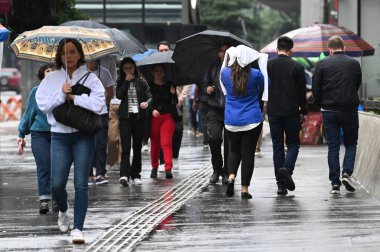 SAO PAULO (SP) Brezilya 03 / 28 / 2024 - Sao Paulo şehri, Avenida Paulista bölgesinde yağmurlu bir gün nedeniyle bu perşembe hava değişikliğine uğradı. 