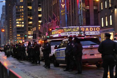 ABD Başkanı Biden, Radio City Music Hall 'da bağış topluyor. 28 Mart 2024. New York, ABD: Başkan Biden, Perşembe gecesi New York 'taki Radio City Music Hall' da Clinton ve Obama gibi tanınmış isimlerle yıldızların desteklediği bir yardım gecesine ev sahipliği yapacak. 