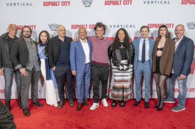 Asphalt City New York gösterimi. 27 Mart 2024, New York, ABD: (L-R) Christopher Kopp, Jamie Buckner, Tina Wang, Eric Gold, George Contreras, Jean-Stephane Sauvaire, Kali Reis, Tye Sheridan, Raquel Nave ve Eric Cardamone