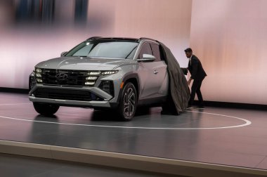 New York Uluslararası Otomobil Fuarı 2024. 27 Mart 2024, New York, New York, ABD: Bir adam, 27 Mart 2024 tarihinde New York 'ta Jacob Javits Kongre Merkezi' nde Uluslararası Otomobil Fuarı 'nın yeni 2024 Hyundai Tucson tanıtımını yapıyor..