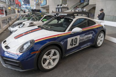  New York Uluslararası Otomobil Fuarı 2024. 27 Mart 2024, New York, New York, ABD: Jacob Javits Kongre Merkezi 'nde düzenlenen Uluslararası Otomobil Fuarı' nda 2023 Porsche 911 Dakar ve Porsche arabaları sergilenmektedir. 