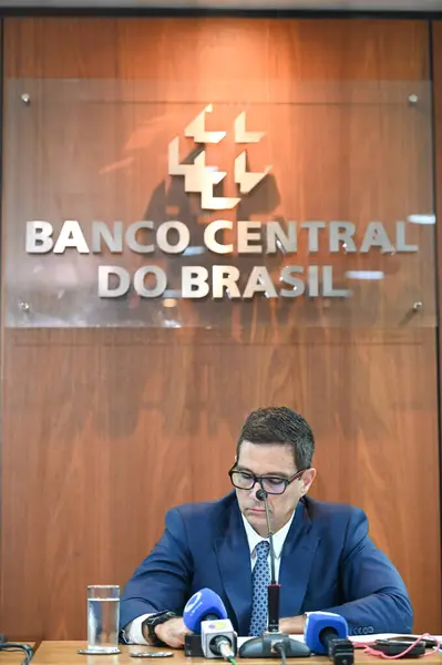 サンパウロ ブラジル 2024 中央銀行のロベルト カンポス ネト社長とディオゴ ギレン経済政策局長 2024年のインフレ報告書を発表する記者会見中に — ストック写真
