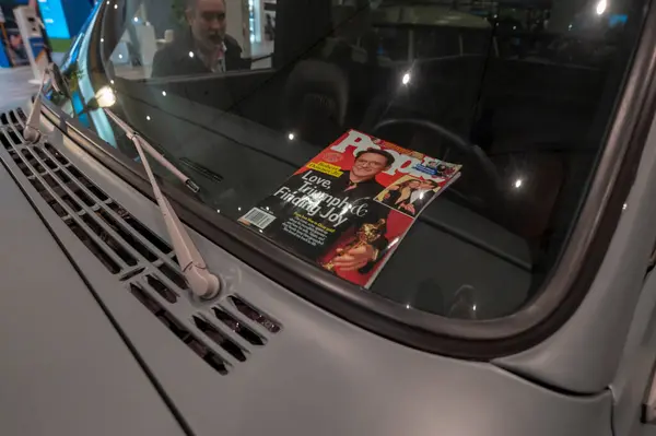 2024年纽约国际车展 2024年3月27日 美国纽约 刊登在1972年雪佛兰K10皮卡的仪表盘上 六部改装成无污染汽车中的一部 — 图库照片