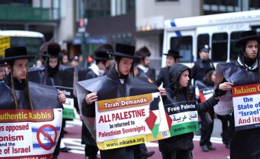 Pro Filistin Büyük Protesto. 30 Mart 2024, New York, ABD: Binlerce gösterici bugün 42. cadde ve Broadway 'i sular altında bıraktı.. 