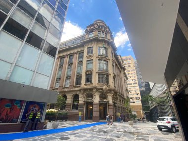 SAO PAULO (SP) Brezilya 'da Paskalya nedeniyle yaşanan uzun tatile rağmen, Sao Paulo şehrinin orta kesimindeki Rua 25 de Marco ve Porto Geral tepelerindeki tüketici hareketi birçok insanı ifade etti.. 