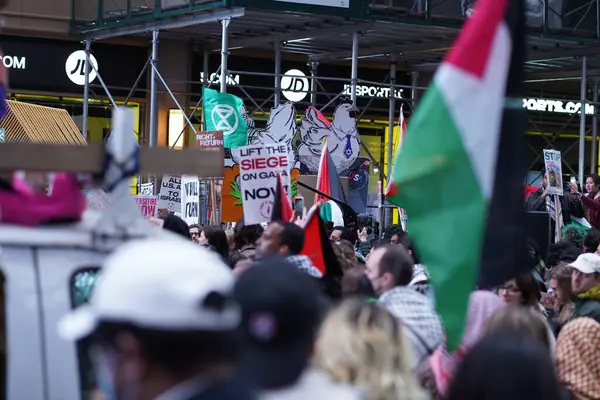 パレスチナ大規模抗議 2024年3月30日 アメリカ合衆国ニューヨーク 数千人のデモ参加者が 42丁目とブロードウェイを襲い 大規模な親パレスチナ抗議行動で5番街に向かって行進した — ストック写真