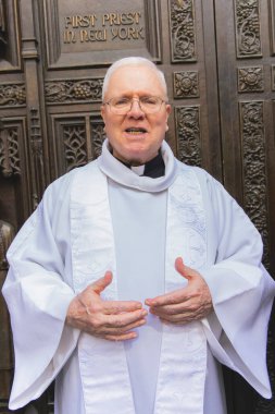 St. Patrick Katedrali 'nde Paskalya Geçidi. 31 Mart 2024, New York, ABD: Paskalya geçidi, modaya uygun giyinme ve ayrıntılı şapkalarla eş anlamlıdır, 1870 'te New York' ta Beşinci Cadde 'de ortaya çıkmıştır.