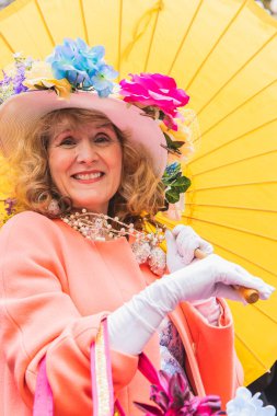 St. Patrick Katedrali 'nde Paskalya Geçidi. 31 Mart 2024, New York, ABD: Paskalya geçidi, modaya uygun giyinme ve ayrıntılı şapkalarla eş anlamlıdır, 1870 'te New York' ta Beşinci Cadde 'de ortaya çıkmıştır.