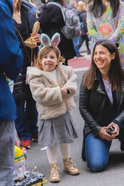 St. Patrick Katedrali 'nde Paskalya Geçidi. 31 Mart 2024, New York, ABD: Paskalya geçidi, modaya uygun giyinme ve ayrıntılı şapkalarla eş anlamlıdır, 1870 'te New York' ta Beşinci Cadde 'de ortaya çıkmıştır.