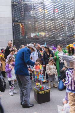 St. Patrick Katedrali 'nde Paskalya Geçidi. 31 Mart 2024, New York, ABD: Paskalya geçidi, modaya uygun giyinme ve ayrıntılı şapkalarla eş anlamlıdır, 1870 'te New York' ta Beşinci Cadde 'de ortaya çıkmıştır.