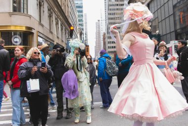 St. Patrick Katedrali 'nde Paskalya Geçidi. 31 Mart 2024, New York, ABD: Paskalya geçidi, modaya uygun giyinme ve ayrıntılı şapkalarla eş anlamlıdır, 1870 'te New York' ta Beşinci Cadde 'de ortaya çıkmıştır.