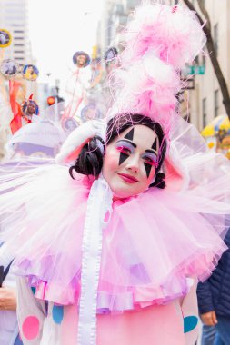 St. Patrick Katedrali 'nde Paskalya Geçidi. 31 Mart 2024, New York, ABD: Paskalya geçidi, modaya uygun giyinme ve ayrıntılı şapkalarla eş anlamlıdır, 1870 'te New York' ta Beşinci Cadde 'de ortaya çıkmıştır.