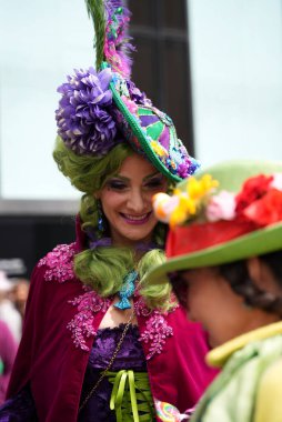 St. Patrick Katedrali 'nde Paskalya Geçidi. 31 Mart 2024, New York, ABD: Paskalya geçidi, modaya uygun giyinme ve ayrıntılı şapkalarla eş anlamlıdır, 1870 'te New York' ta Beşinci Cadde 'de ortaya çıkmıştır.