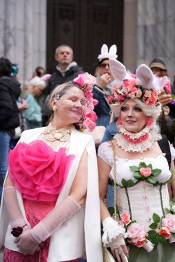 St. Patrick Katedrali 'nde Paskalya Geçidi. 31 Mart 2024, New York, ABD: Paskalya geçidi, modaya uygun giyinme ve ayrıntılı şapkalarla eş anlamlıdır, 1870 'te New York' ta Beşinci Cadde 'de ortaya çıkmıştır.
