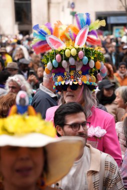St. Patrick Katedrali 'nde Paskalya Geçidi. 31 Mart 2024, New York, ABD: Paskalya geçidi, modaya uygun giyinme ve ayrıntılı şapkalarla eş anlamlıdır, 1870 'te New York' ta Beşinci Cadde 'de ortaya çıkmıştır.
