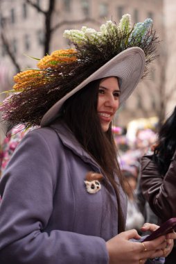 St. Patrick Katedrali 'nde Paskalya Geçidi. 31 Mart 2024, New York, ABD: Paskalya geçidi, modaya uygun giyinme ve ayrıntılı şapkalarla eş anlamlıdır, 1870 'te New York' ta Beşinci Cadde 'de ortaya çıkmıştır.