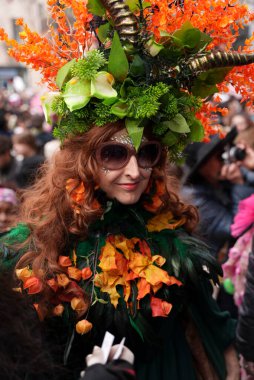 St. Patrick Katedrali 'nde Paskalya Geçidi. 31 Mart 2024, New York, ABD: Paskalya geçidi, modaya uygun giyinme ve ayrıntılı şapkalarla eş anlamlıdır.
