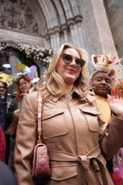 St. Patrick Katedrali 'nde Paskalya Geçidi. 31 Mart 2024, New York, ABD: Paskalya geçidi, modaya uygun giyinme ve ayrıntılı şapkalarla eş anlamlıdır, 1870 'te New York' ta Beşinci Cadde 'de ortaya çıkmıştır.