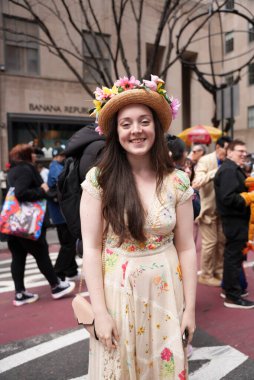 St. Patrick Katedrali 'nde Paskalya Geçidi. 31 Mart 2024, New York, ABD: Paskalya geçidi, modaya uygun giyinme ve ayrıntılı şapkalarla eş anlamlıdır, 1870 'te New York' ta Beşinci Cadde 'de ortaya çıkmıştır.