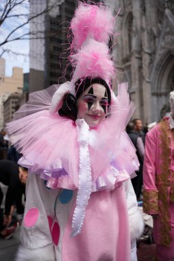 St. Patrick Katedrali 'nde Paskalya Geçidi. 31 Mart 2024, New York, ABD: Paskalya geçidi, modaya uygun giyinme ve ayrıntılı şapkalarla eş anlamlıdır.