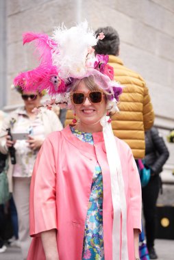 St. Patrick Katedrali 'nde Paskalya Geçidi. 31 Mart 2024, New York, ABD: Paskalya geçidi, modaya uygun giyinme ve ayrıntılı şapkalarla eş anlamlıdır. 