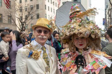Paskalya Şapka Töreni. 31 Mart 2024, New York, New York, ABD: St. Patrick Katedrali 'nin dışındaki Paskalya Geçidi ve Bonnet Festivali için kostümlü ve bol süslü şapkalı insanlar geri döndü