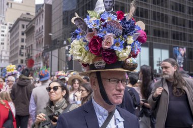 Paskalya Şapka Töreni. 31 Mart 2024, New York, New York, ABD: Siyasi açıdan süslenmiş şapkalı bir adam St. Patrick Katedrali 'nin dışındaki 2024 Paskalya Geçidi ve Bonnet Festivali' ne katılıyor 
