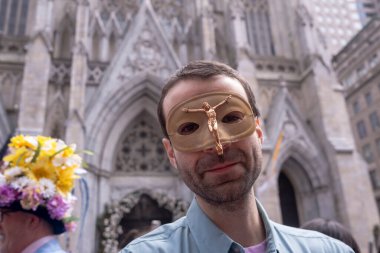 Paskalya Şapka Töreni. 31 Mart 2024, New York, New York, ABD: Bir adam Paskalya Geçidi ve Bonnet Festivali 'nde Aziz Patrick Katedrali' nin önünde İsa 'nın eşkali ile maske takıyor