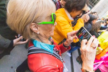 St. Patrick Katedrali 'nde Paskalya Geçidi. 31 Mart 2024, New York, ABD: Paskalya geçidi, modaya uygun giyinme ve ayrıntılı şapkalarla eş anlamlıdır. 