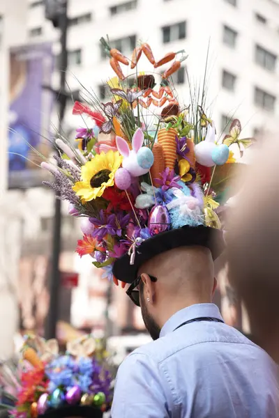 圣帕特里克大教堂的复活节游行 2024年3月31日 美国纽约 复活节游行源于纽约市第五大道 它是时尚服饰和精致帽子的同义词 — 图库照片