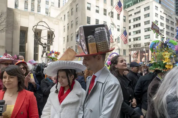 复活节Bonnet游行 2024年3月31日 美国纽约 一对戴着比萨饼图案帽子的夫妇在圣帕特里克大教堂外参加了2024年复活节游行和篝火节 — 图库照片