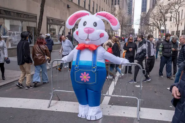 复活节Bonnet游行 2024年3月31日 美国纽约 一名妇女打扮成复活节兔子参加了在圣帕特里克大教堂外举行的2024年复活节游行和篝火节 — 图库照片