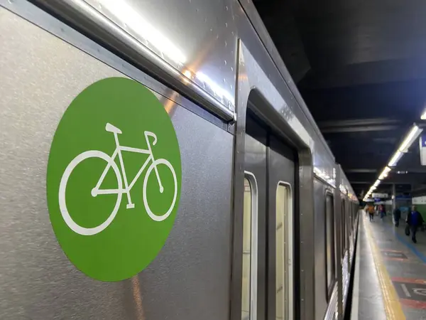 サンパウロ ブラジル 2024 サンパウロ市内の電車や地下鉄の通勤やツアーのために日曜日と休日に公共交通で循環することができる自転車の都市移動 2024 — ストック写真