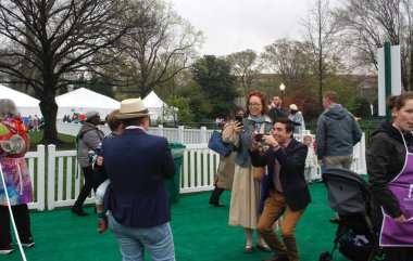 2024 Beyaz Saray Paskalya Yumurtası Yuvarlaması. 01 Nisan 2024, Washington DC, Maryland, ABD: 2024 Beyaz Saray Paskalya Yumurta Yuvarlaması, Beyaz Saray tarihinin en eski geleneklerinden biri olan 1 Nisan Pazartesi günü Güney Çimenliği 'nde gerçekleşti. 