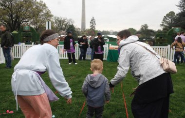 2024 Beyaz Saray Paskalya Yumurtası Yuvarlaması. 01 Nisan 2024, Washington DC, Maryland, ABD: 2024 Beyaz Saray Paskalya Yumurta Yuvarlaması, Beyaz Saray tarihinin en eski geleneklerinden biri olan 1 Nisan Pazartesi günü Güney Çimenliği 'nde gerçekleşti. 
