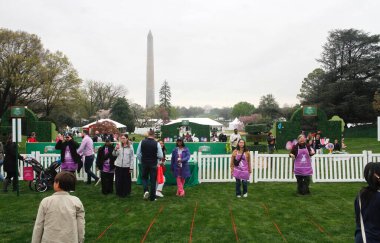 2024 Beyaz Saray Paskalya Yumurtası Yuvarlaması. 01 Nisan 2024, Washington DC, Maryland, ABD: 2024 Beyaz Saray Paskalya Yumurta Yuvarlaması, Beyaz Saray tarihinin en eski geleneklerinden biri olan 1 Nisan Pazartesi günü Güney Çimenliği 'nde gerçekleşti. 