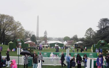 2024 Beyaz Saray Paskalya Yumurtası Yuvarlaması. 01 Nisan 2024, Washington DC, Maryland, ABD: 2024 Beyaz Saray Paskalya Yumurta Yuvarlaması, Beyaz Saray tarihinin en eski geleneklerinden biri olan 1 Nisan Pazartesi günü Güney Çimenliği 'nde gerçekleşti. 