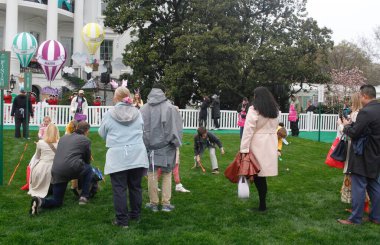 2024 Beyaz Saray Paskalya Yumurtası Yuvarlaması. 01 Nisan 2024, Washington DC, Maryland, ABD: 2024 Beyaz Saray Paskalya Yumurta Yuvarlaması, Beyaz Saray tarihinin en eski geleneklerinden biri olan 1 Nisan Pazartesi günü Güney Çimenliği 'nde gerçekleşti. 