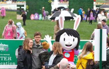 Karakter insanları etkinlikte eğlendirir. 01 Nisan 2024, Washington DC, Maryland, ABD: 2024 Beyaz Saray Paskalya Yumurta Yuvarlaması, Beyaz Saray 'daki en eski geleneklerden biri olan 1 Nisan Pazartesi günü Güney Çimenliği' nde gerçekleşti.