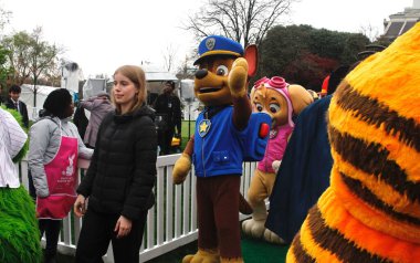 Karakterler etkinlikte insanları eğlendirir. 01 Nisan 2024, Washington DC, Maryland, ABD: 2024 Beyaz Saray Paskalya Yumurta Yuvarlaması, Beyaz Saray 'daki en eski geleneklerden biri olan 1 Nisan Pazartesi günü Güney Çimenliği' nde gerçekleşti.