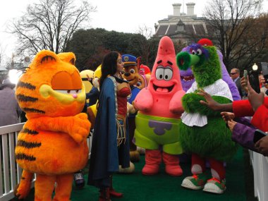 Karakterler etkinlikte insanları eğlendirir. 01 Nisan 2024, Washington DC, Maryland, ABD: 2024 Beyaz Saray Paskalya Yumurta Yuvarlaması, Beyaz Saray 'daki en eski geleneklerden biri olan 1 Nisan Pazartesi günü Güney Çimenliği' nde gerçekleşti.