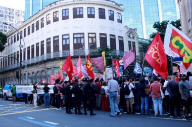 RIO DE JANEIRO (RJ) Brezilya 01 / 04 / 2024 Rua da Reccao 'daki eski Polis Sarayı' na yakın olarak Brezilya 'da 21 yıllık bir diktatörlüğe başlayan 31 Mart 1964 askeri darbesinin 60. yıldönümünde yapılan açık bir eylem